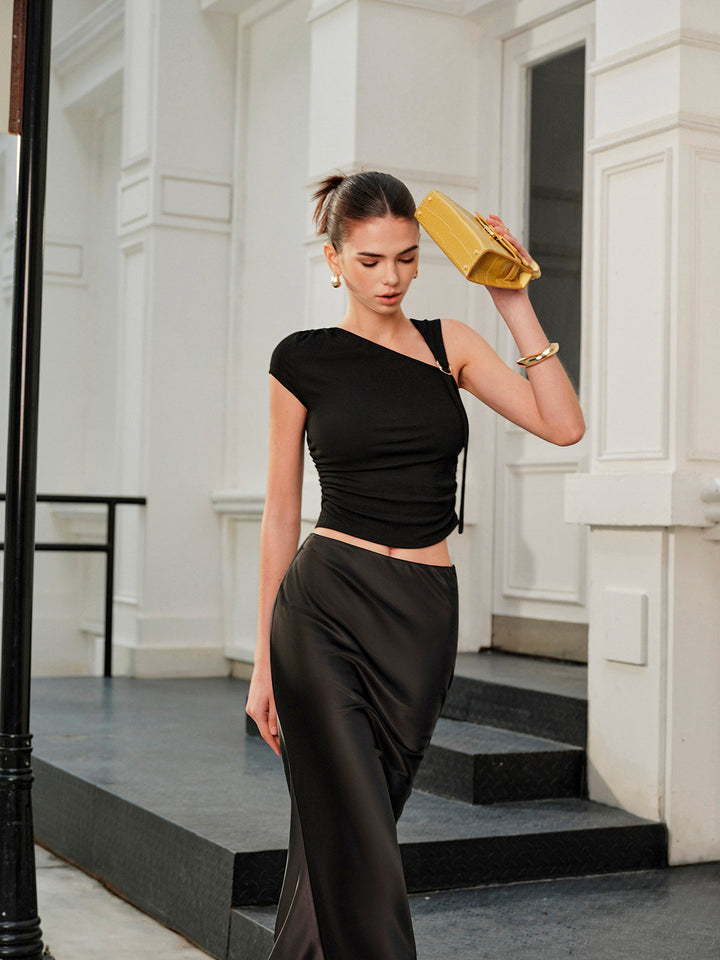 Şık Asimetrik Yaka Kısa Üst ile Trendy Görünüm