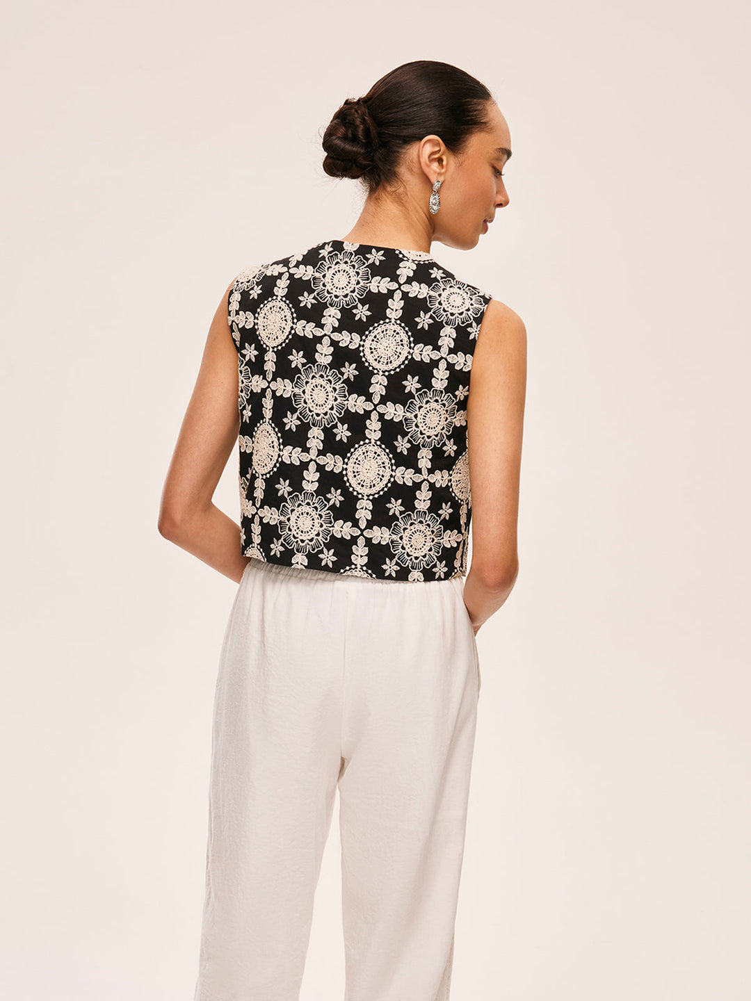 İşlemeli Pamuklu Önden Bağcıklı Yelek