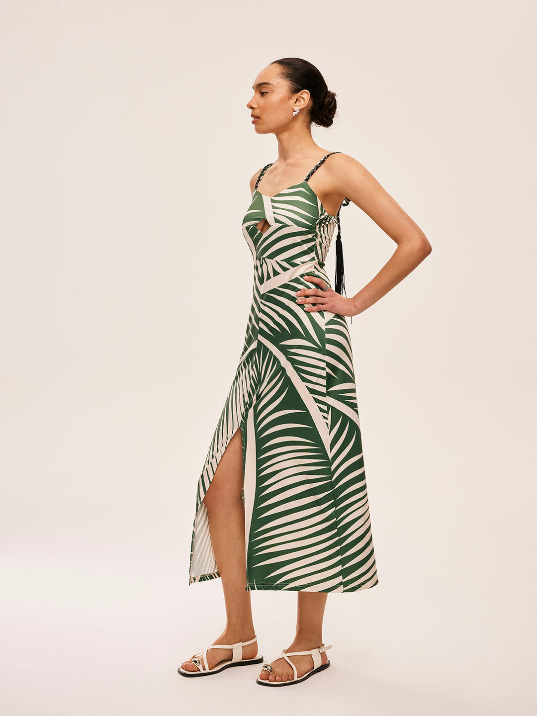 Püskül Detaylı Yırtmaçlı Askılı Elbise