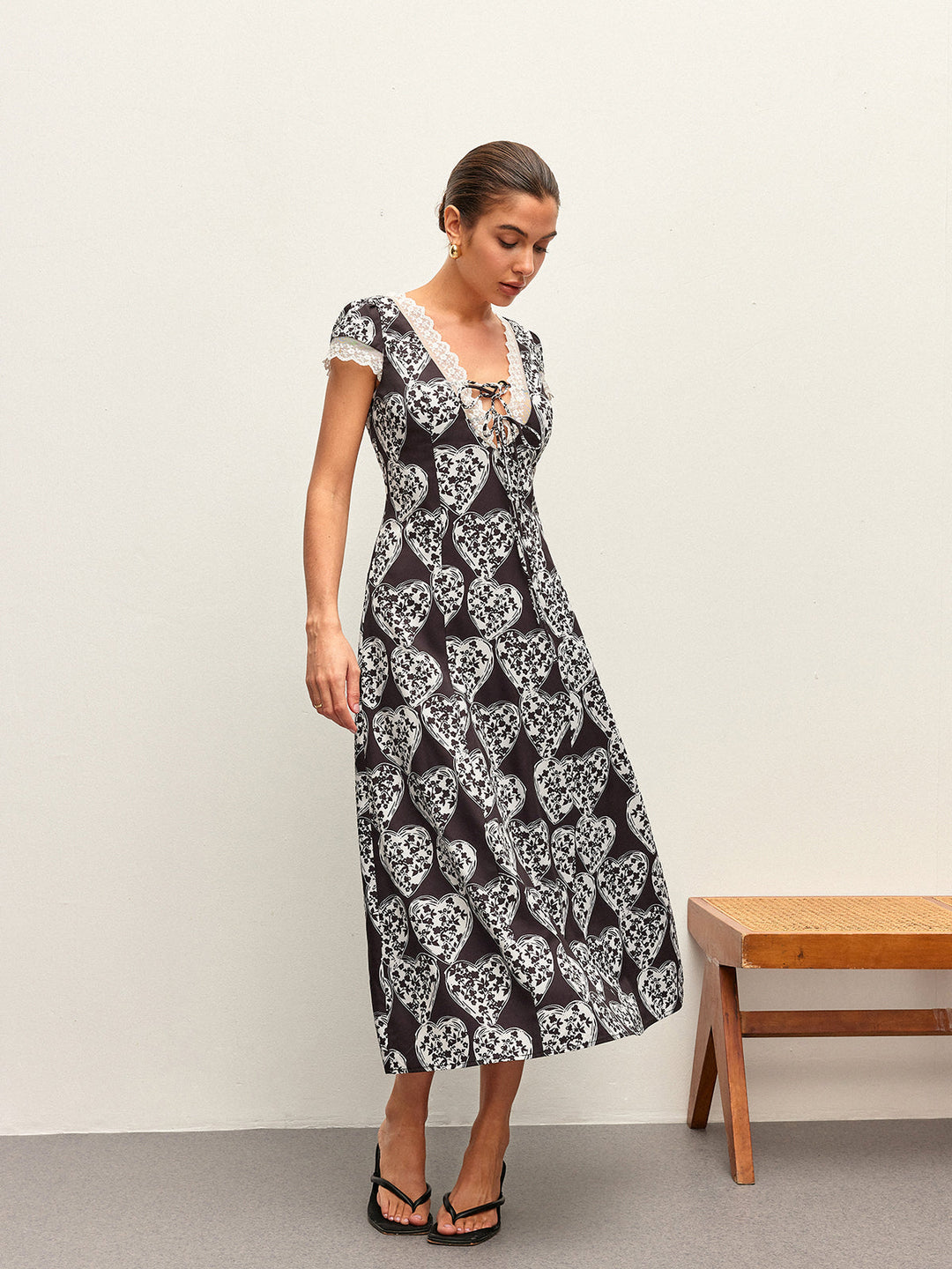 Çiçek Desenli V Yaka Kravat-Fiyonk Elbise