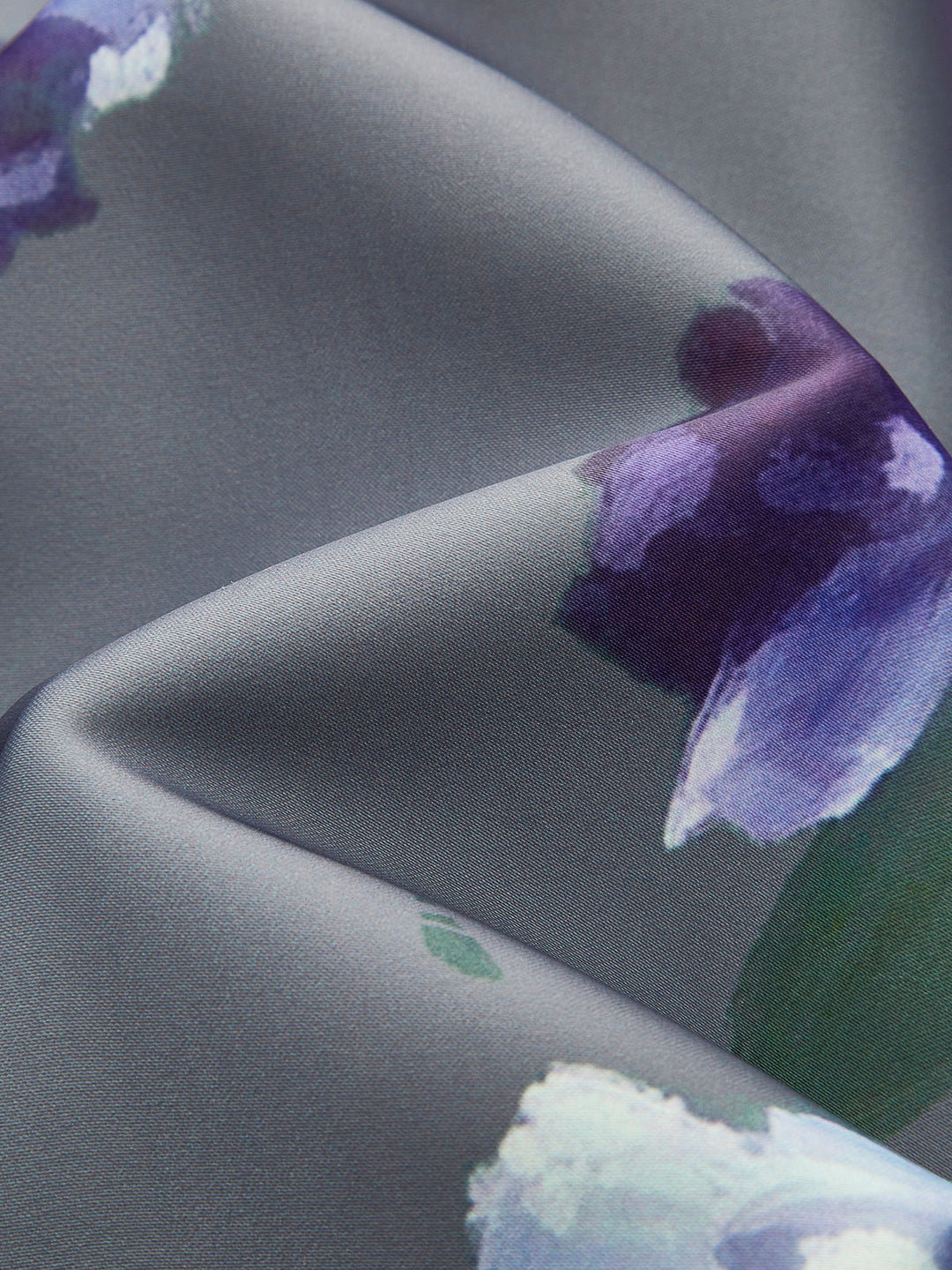 Saten Çiçek Desenli Yan Yırtmaçlı Elbise