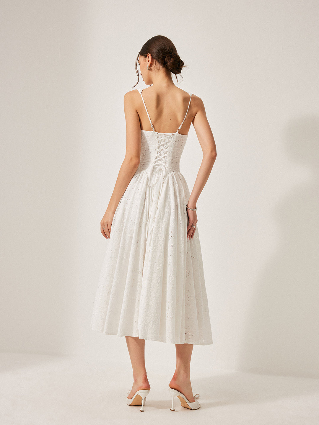 Pamuklu İşlemeli Sırt Bağcıklı Elbise