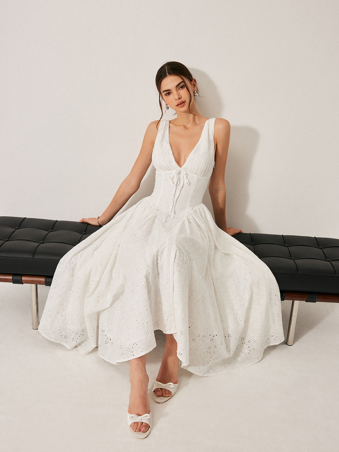 Pamuklu İşlemeli Sırt Bağcıklı Elbise