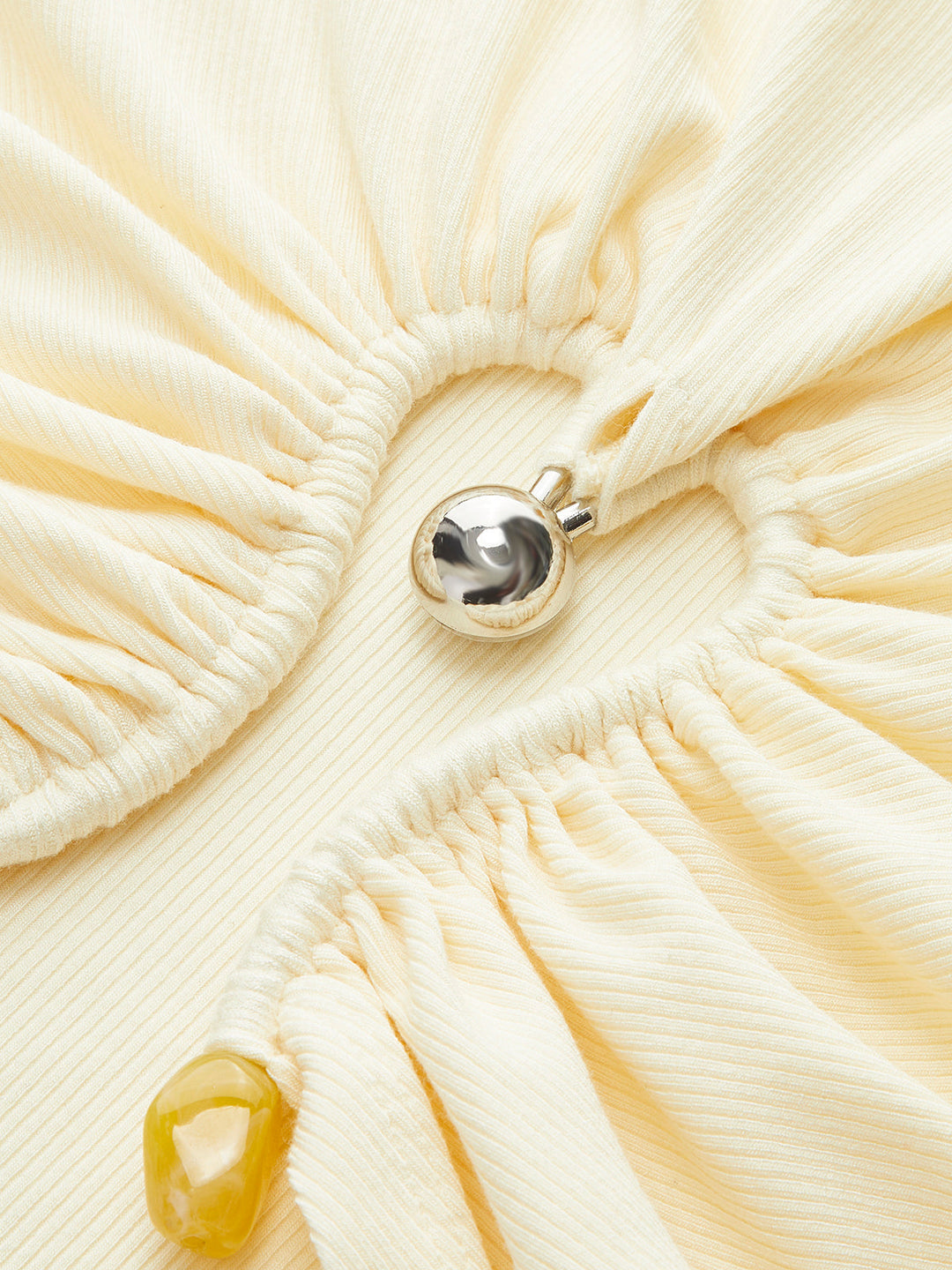 Kesikli Buruşuk Metal Detaylı Kaburgalı Tişört