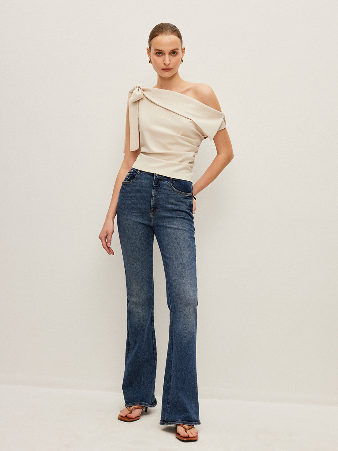 Fiyonk Detaylı Tek Omuz Üst