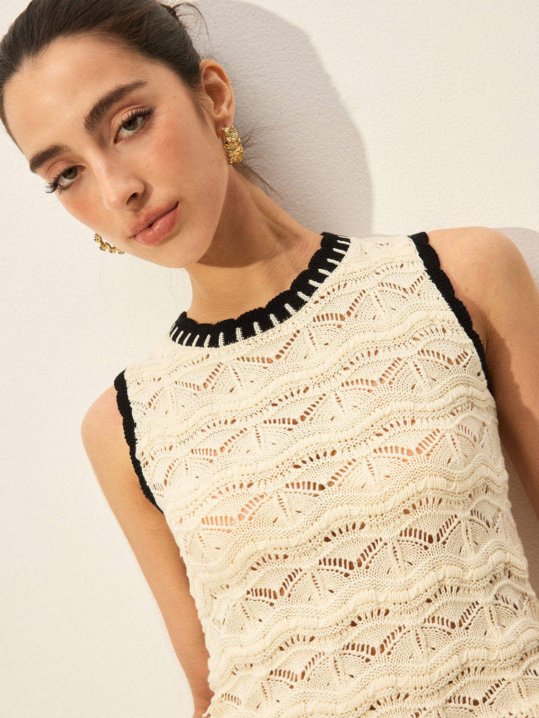 Tığ İşi Kontrast Süslemeli Kazak Yelek