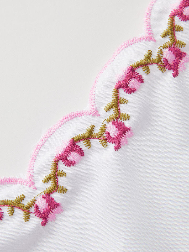 İşlemeli Taraklı Kenarlı Puf Kollu Fiyonklu Bluz