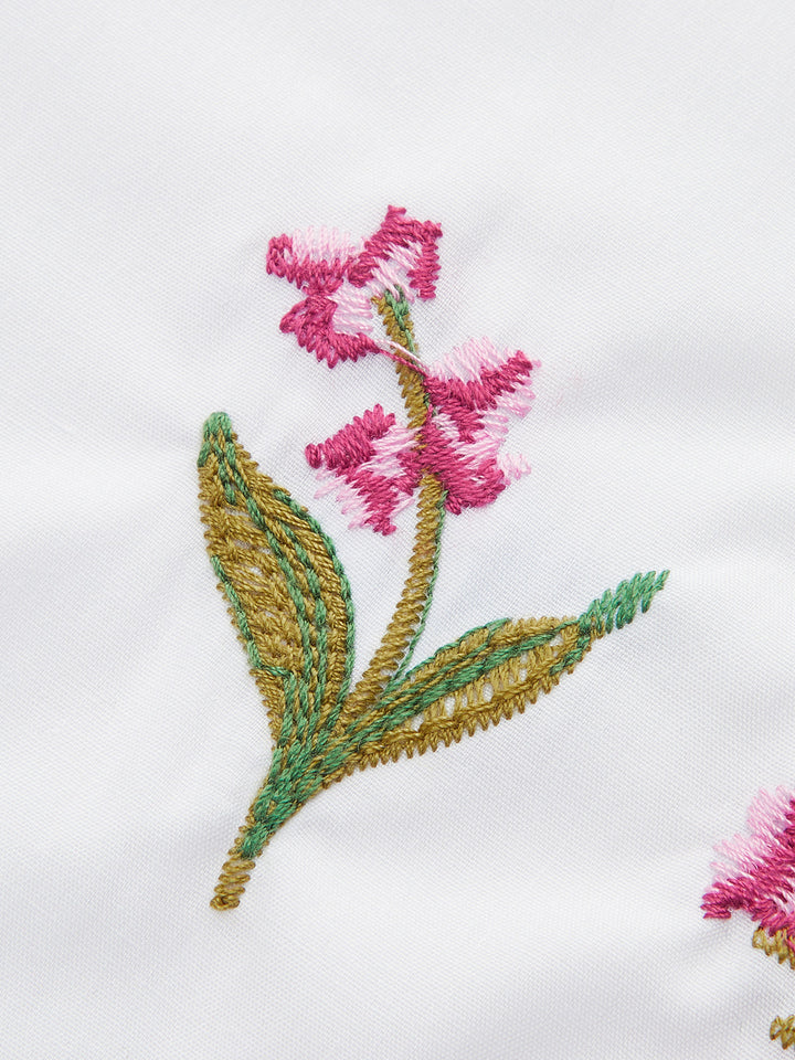 İşlemeli Taraklı Kenarlı Puf Kollu Fiyonklu Bluz