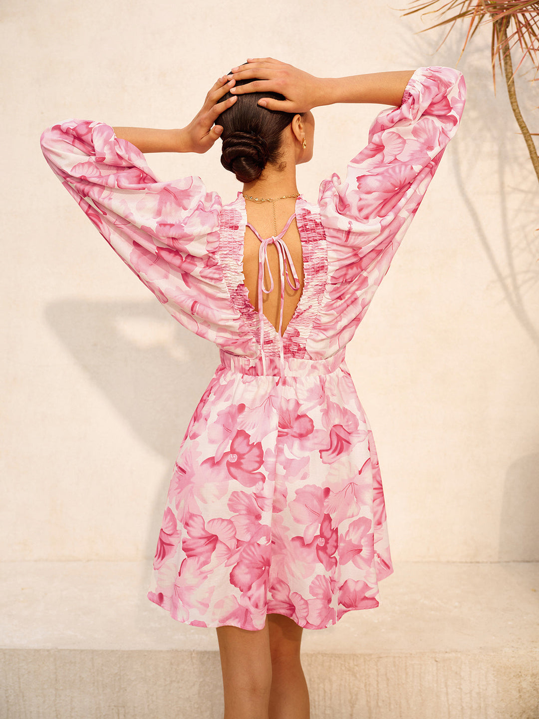 Çiçekli Puf Kollu Kıvrımlı V Yaka Elbise