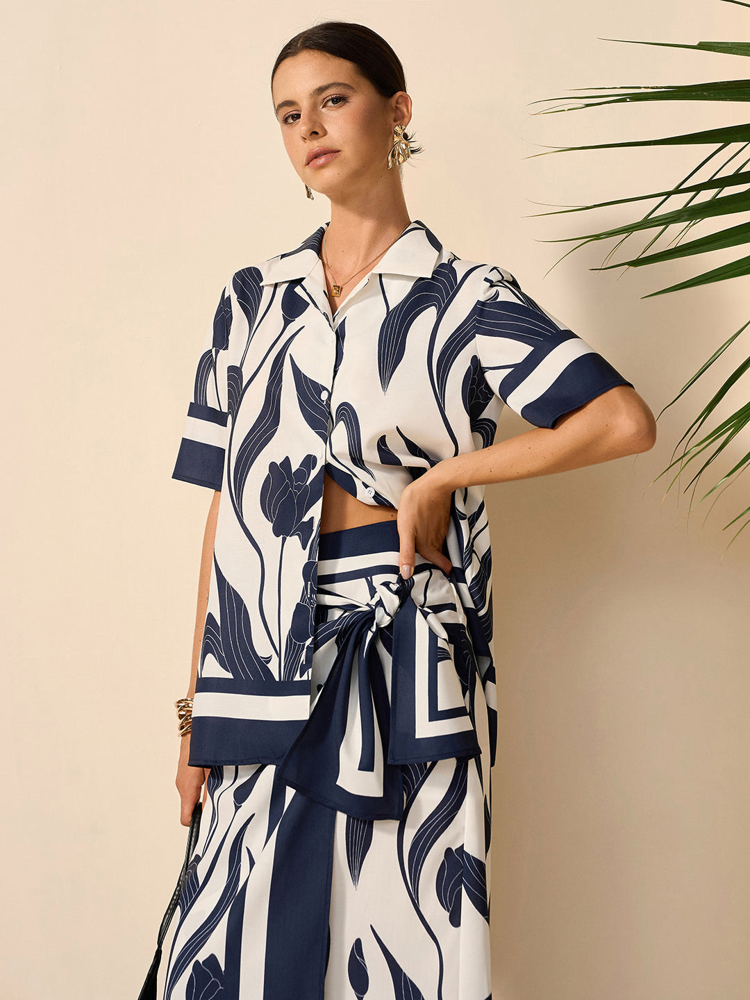 Çiçek Desenli Yarı Şeffaf Düğmeli Gömlek