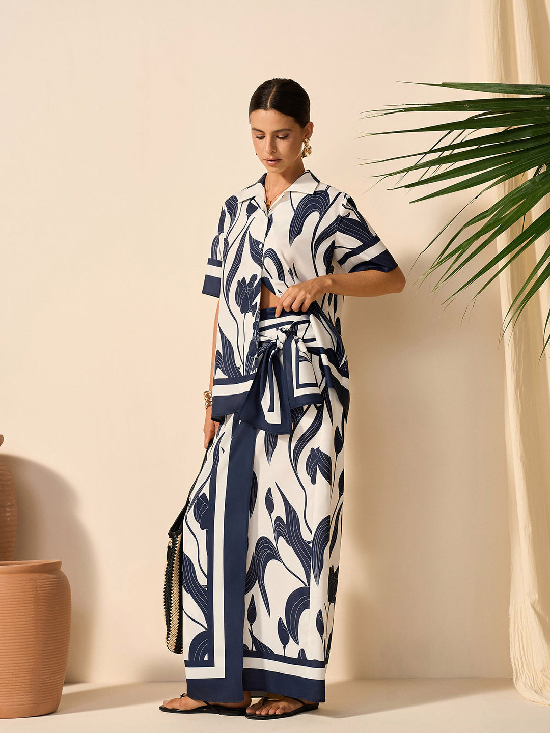 Çiçek Desenli Yarı Şeffaf Düğmeli Gömlek