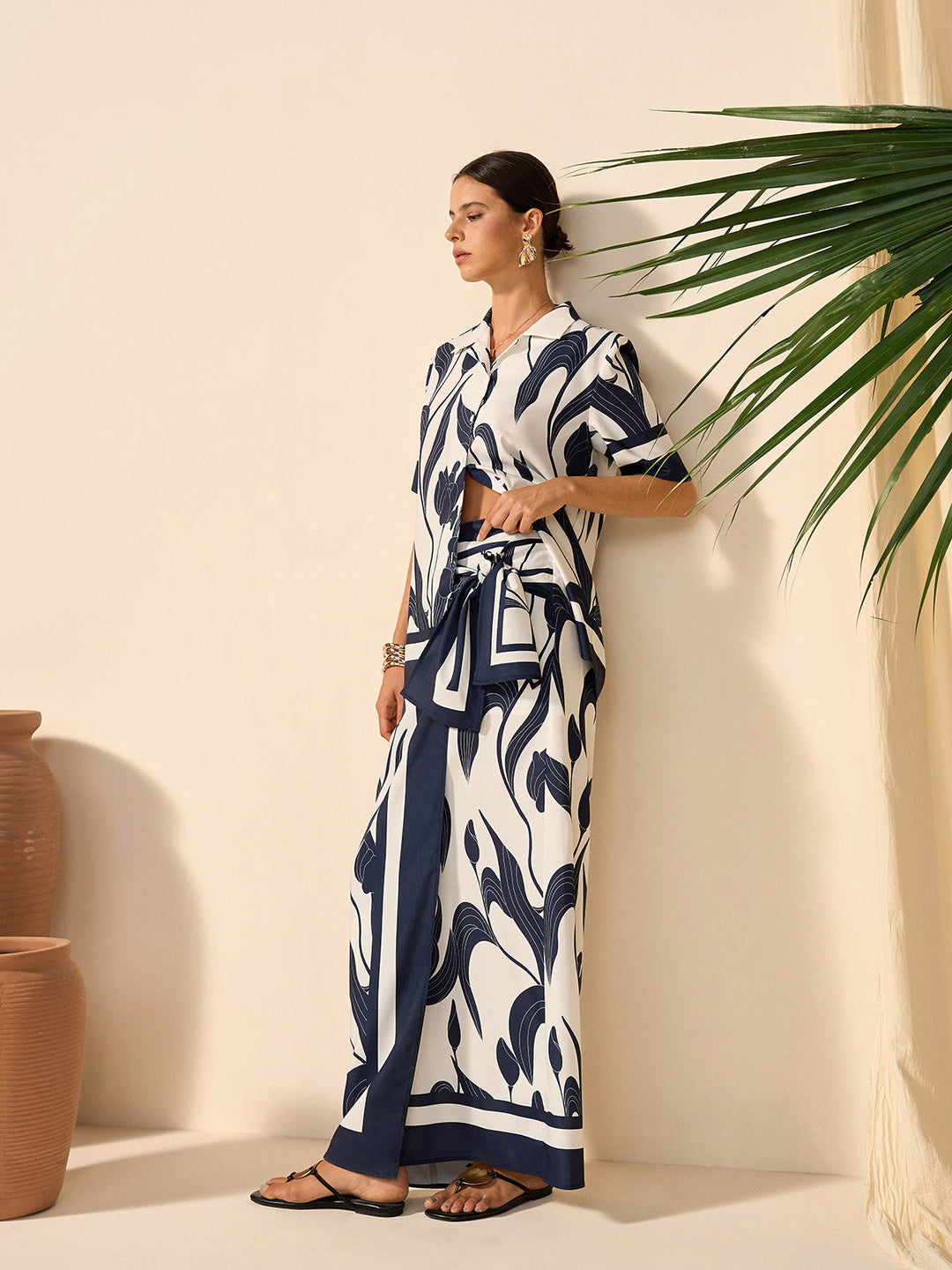 Çiçek Desenli Yarı Şeffaf Düğmeli Gömlek