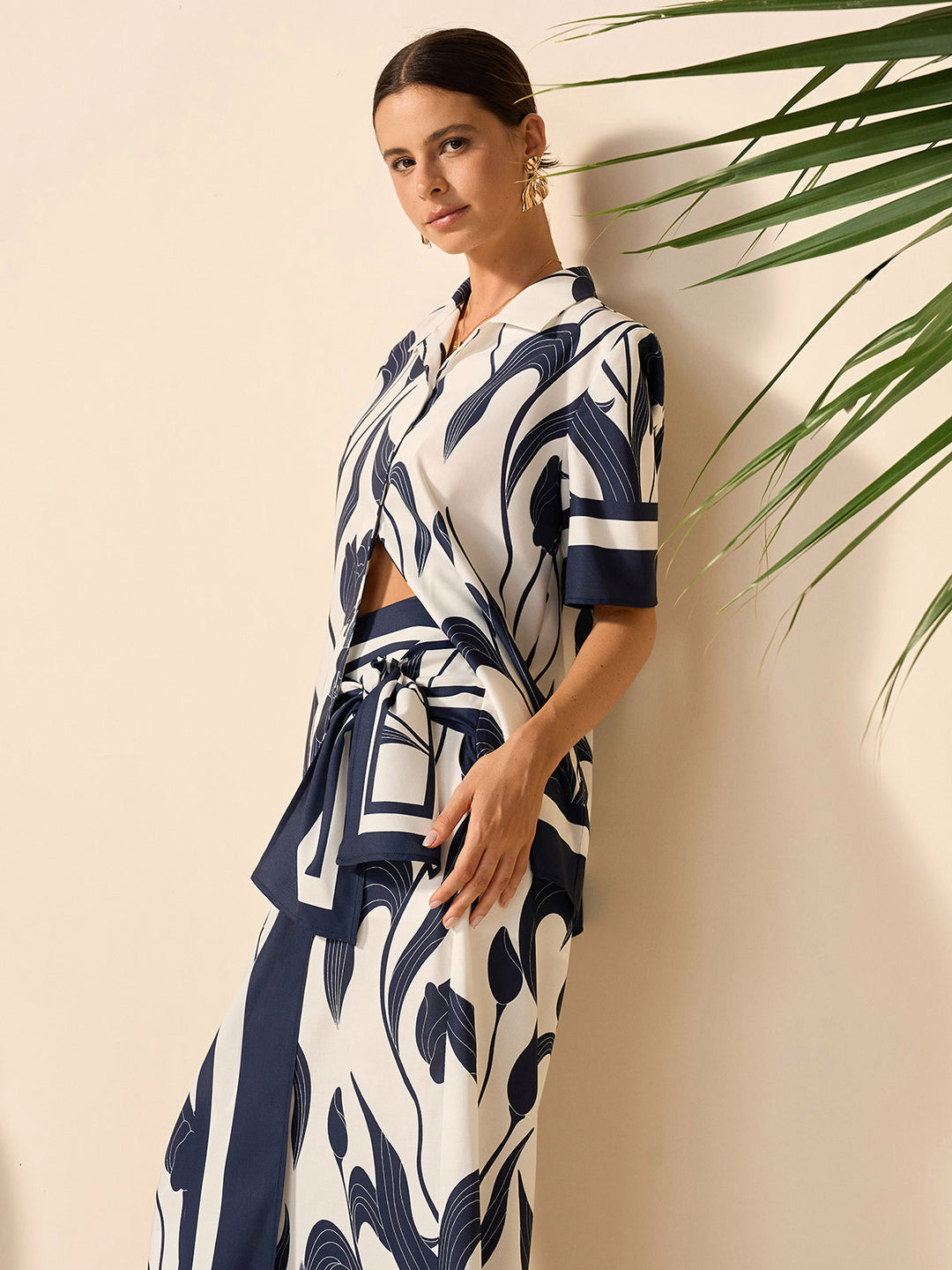 Çiçek Desenli Yarı Şeffaf Düğmeli Gömlek