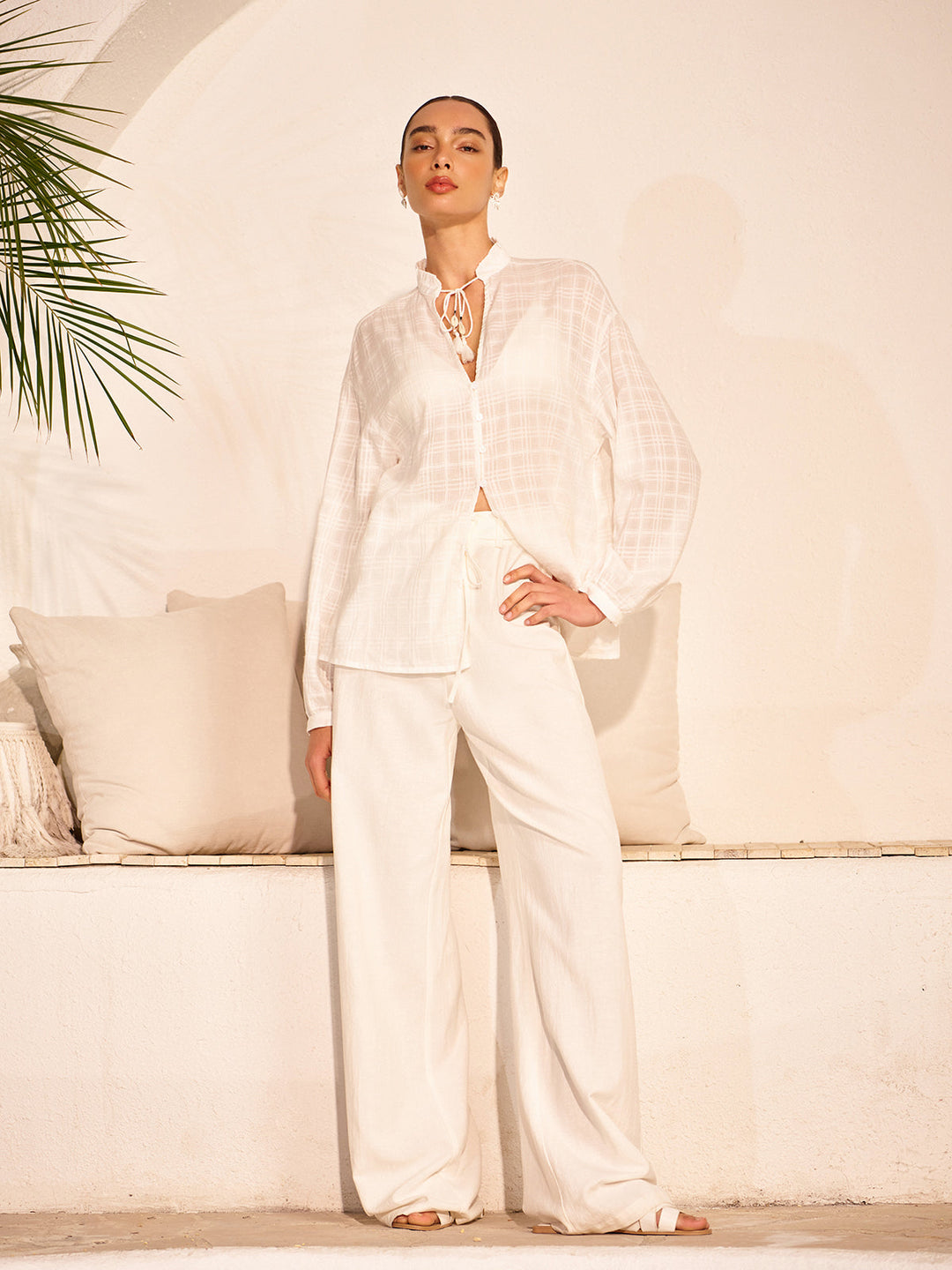 Yarı Şeffaf Püsküllü Kravat Gömlek