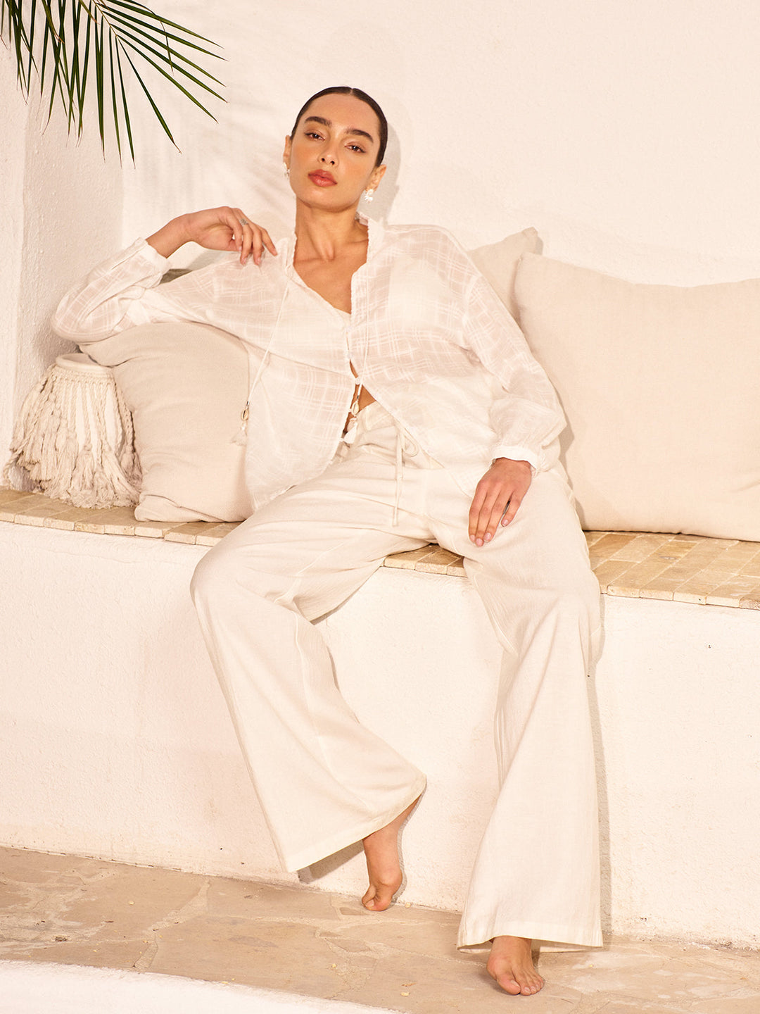 Yarı Şeffaf Püsküllü Kravat Gömlek