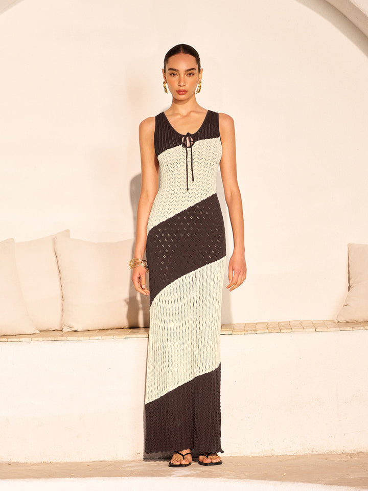 İki Renkli Tığ İşi Ön Bağcıklı Örgü Elbise