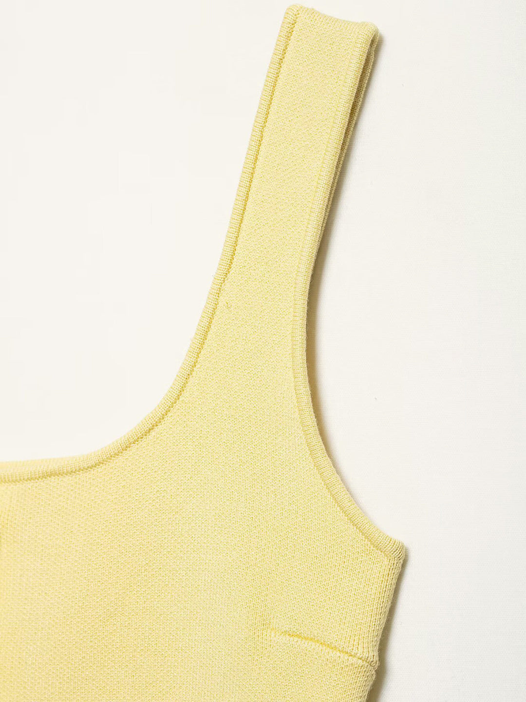 Kavisli Etek Ucu Yivli Örgü Yelek