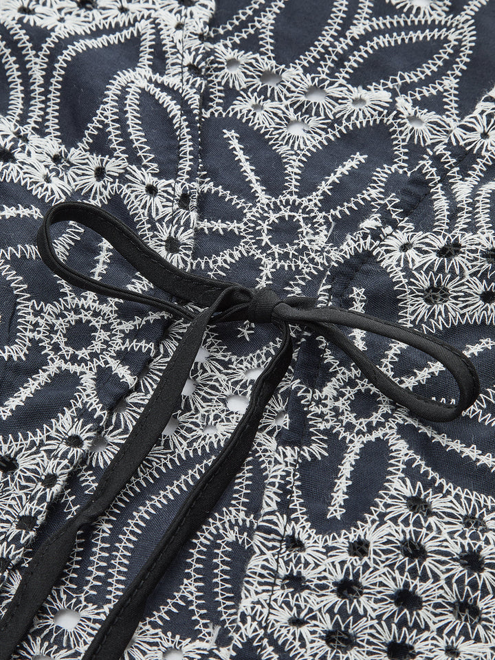 Önü Bağcıklı İşlemeli Bluz