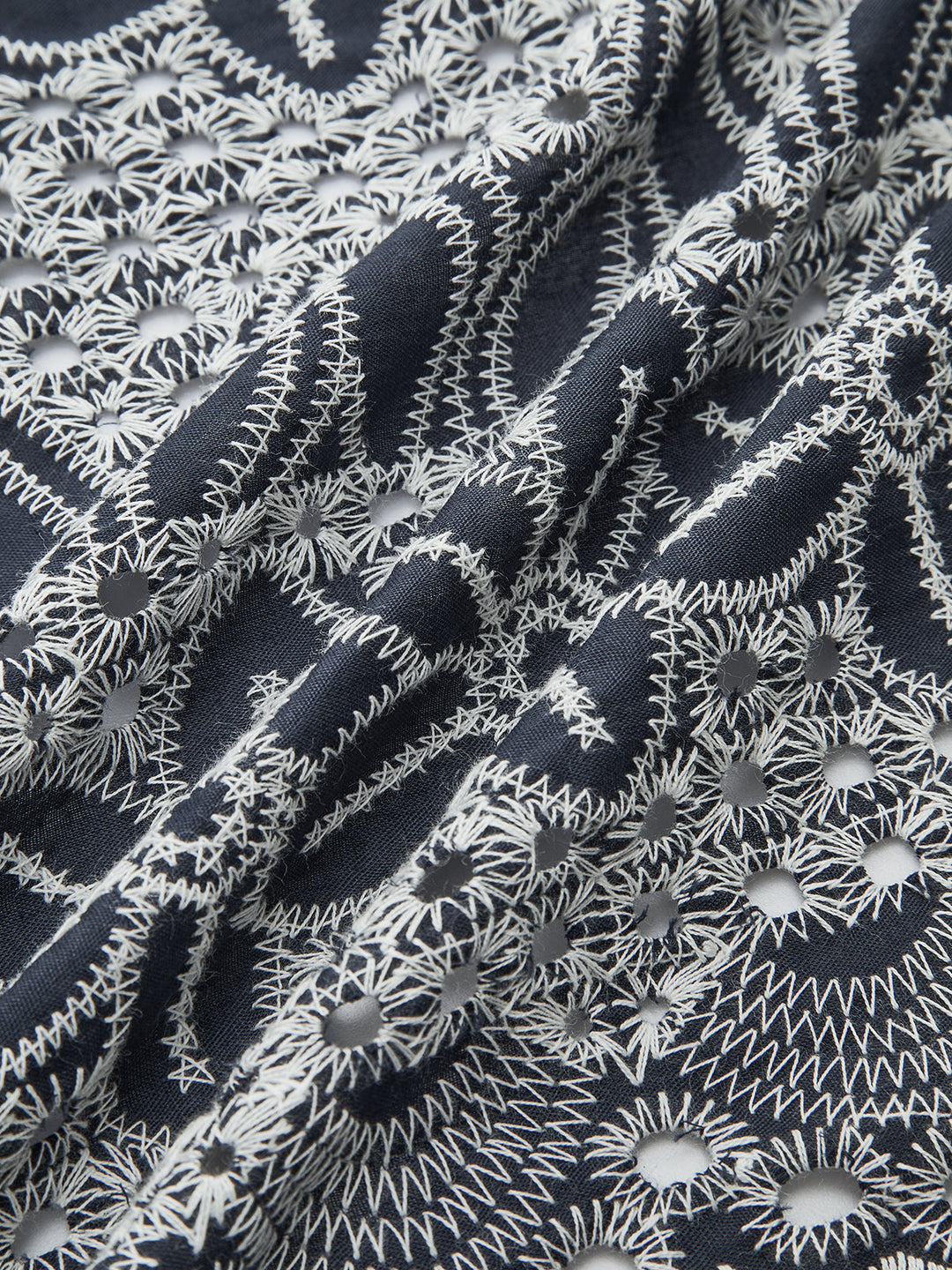 Önü Bağcıklı İşlemeli Bluz