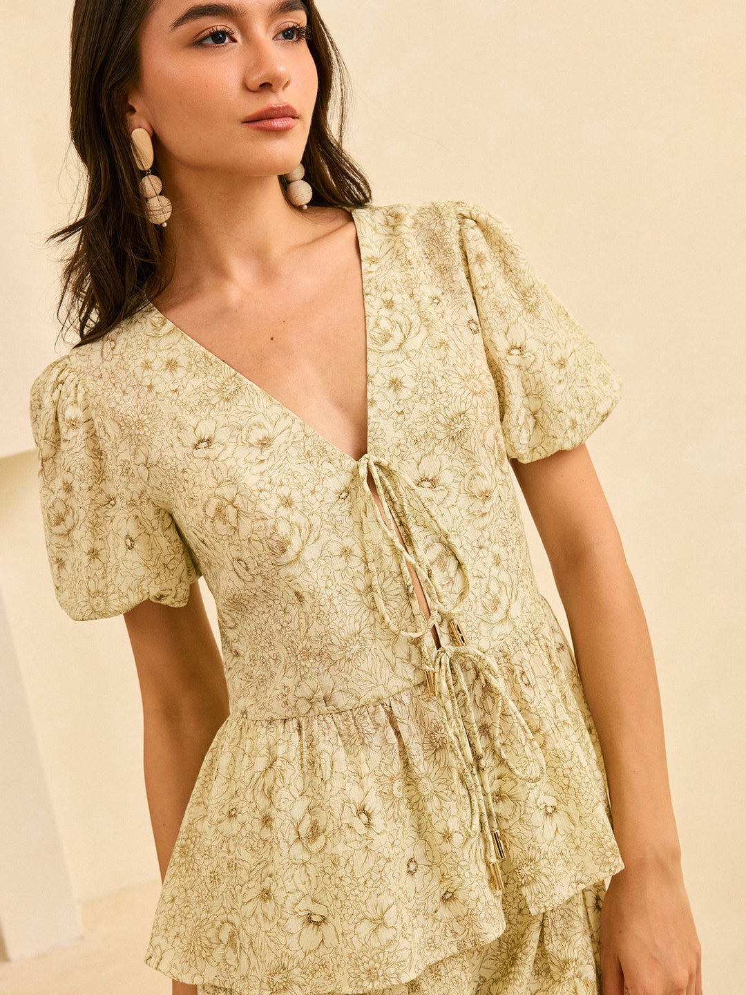 Çiçek Desenli Puf Kollu Peplum Önden Bağcıklı Bluz