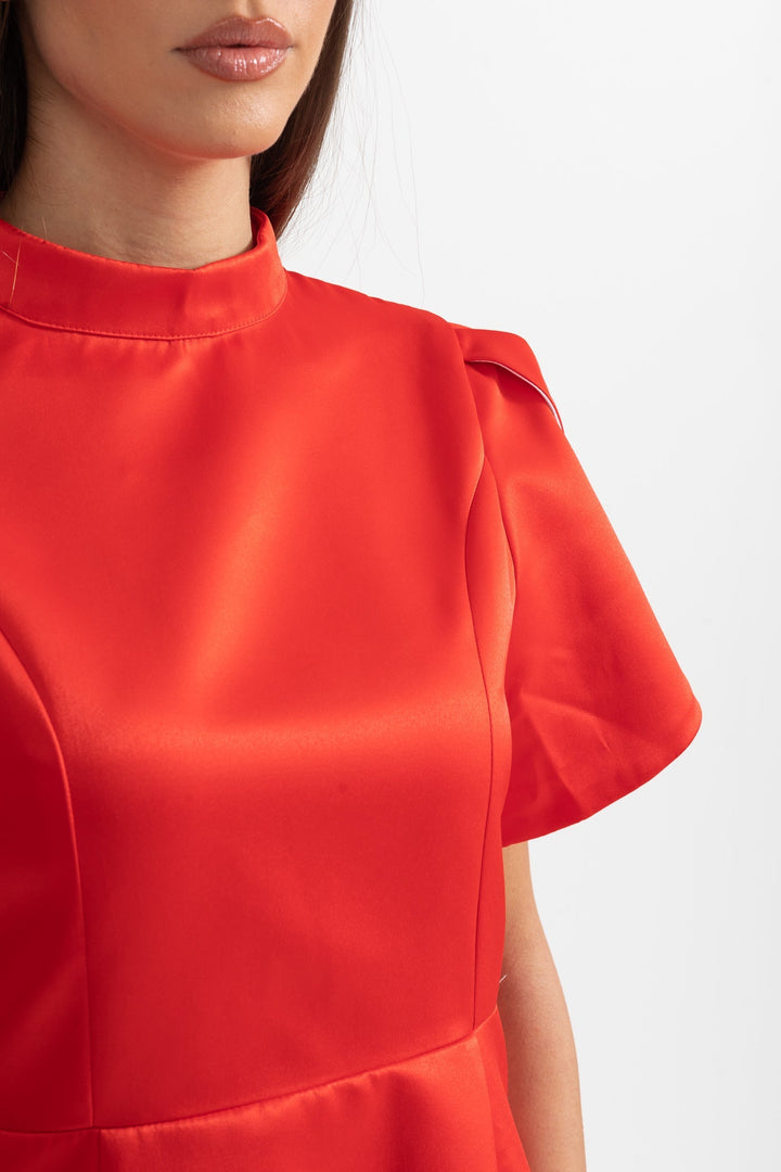 Sırt Kesimli ve Fiyonklu Zarif Mini Elbise