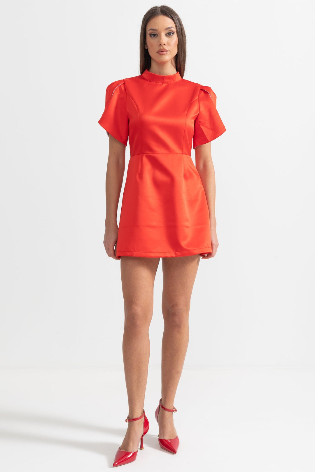 Sırt Kesimli ve Fiyonklu Zarif Mini Elbise