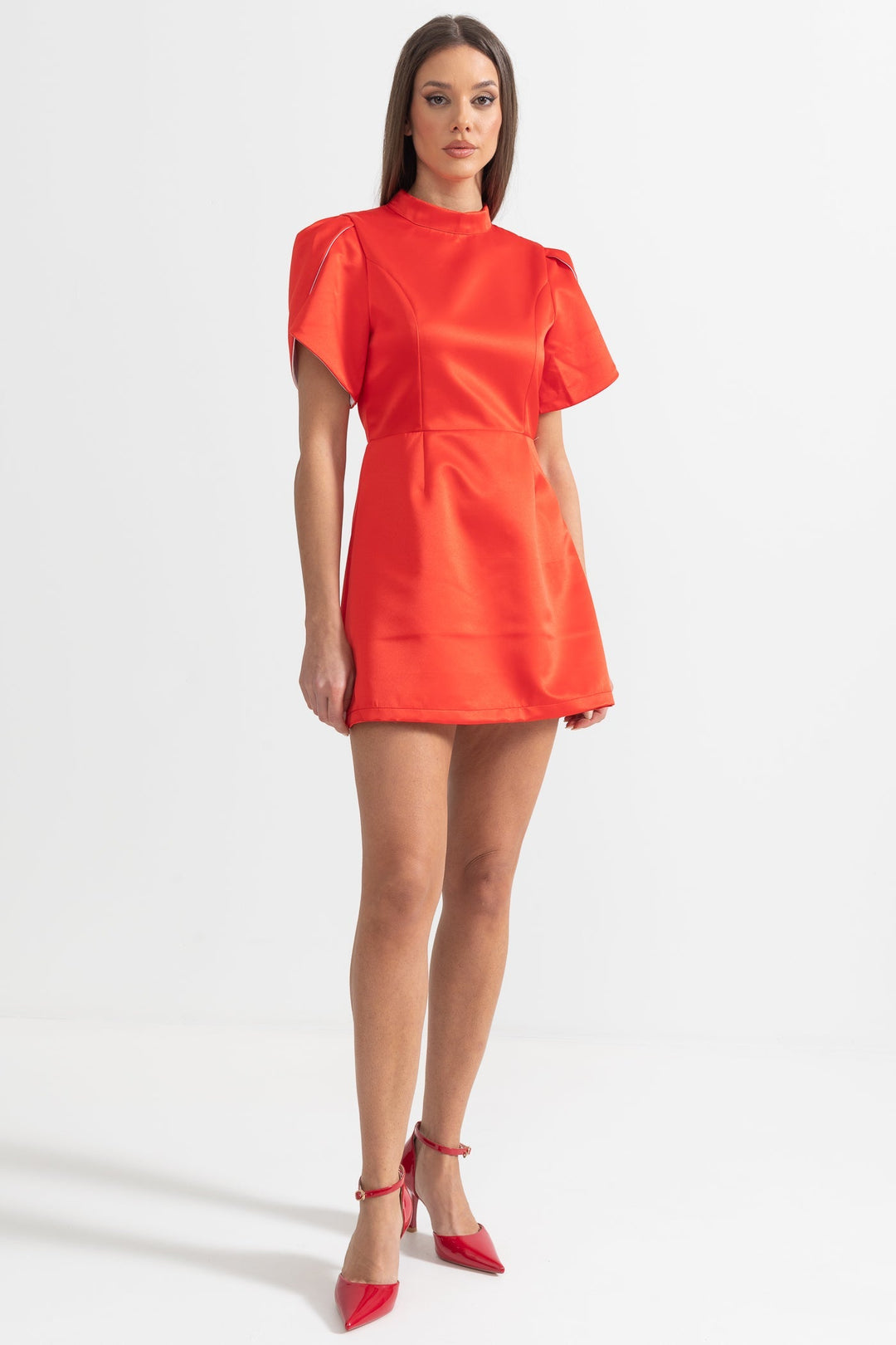 Sırt Kesimli ve Fiyonklu Zarif Mini Elbise