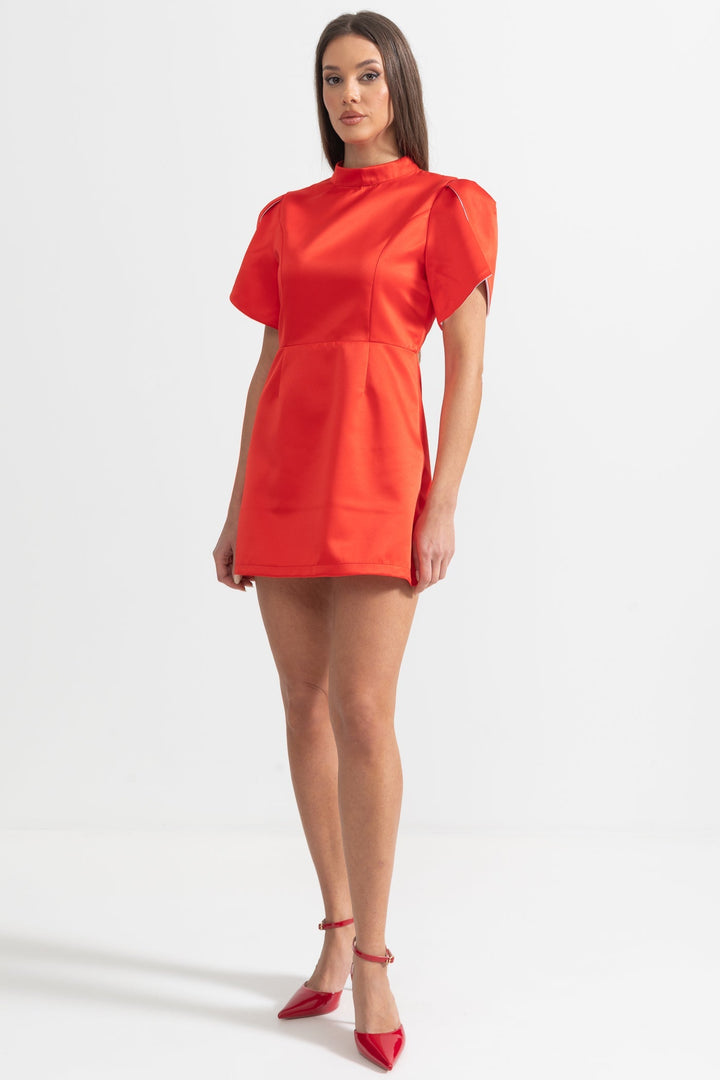 Sırt Kesimli ve Fiyonklu Zarif Mini Elbise