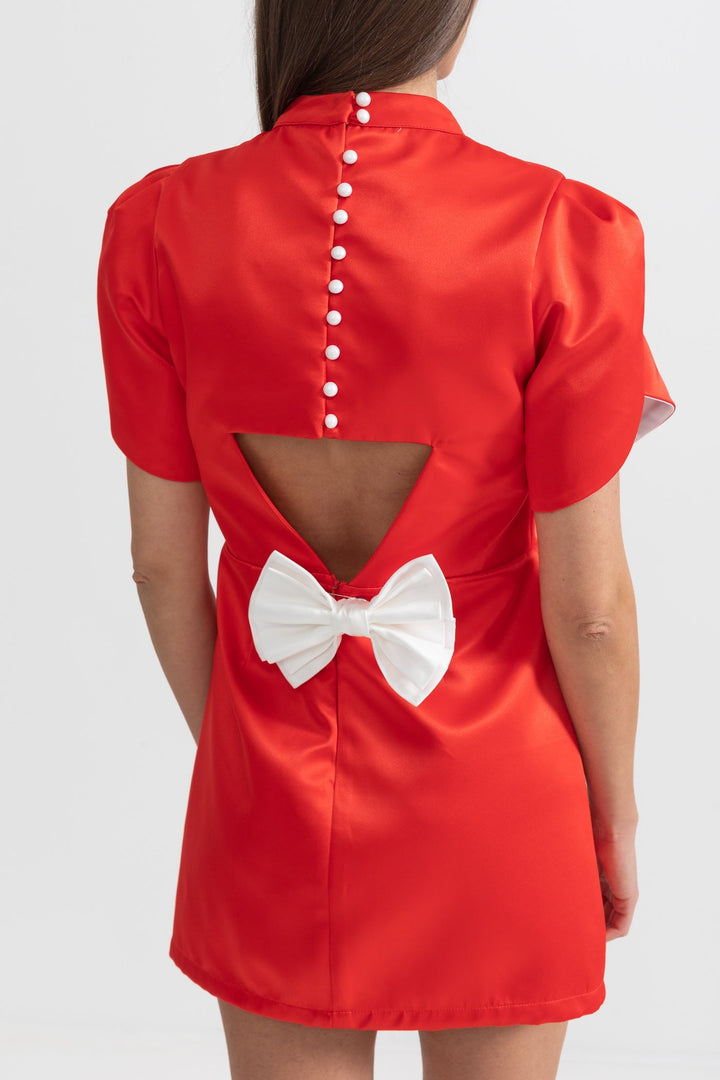 Sırt Kesimli ve Fiyonklu Zarif Mini Elbise