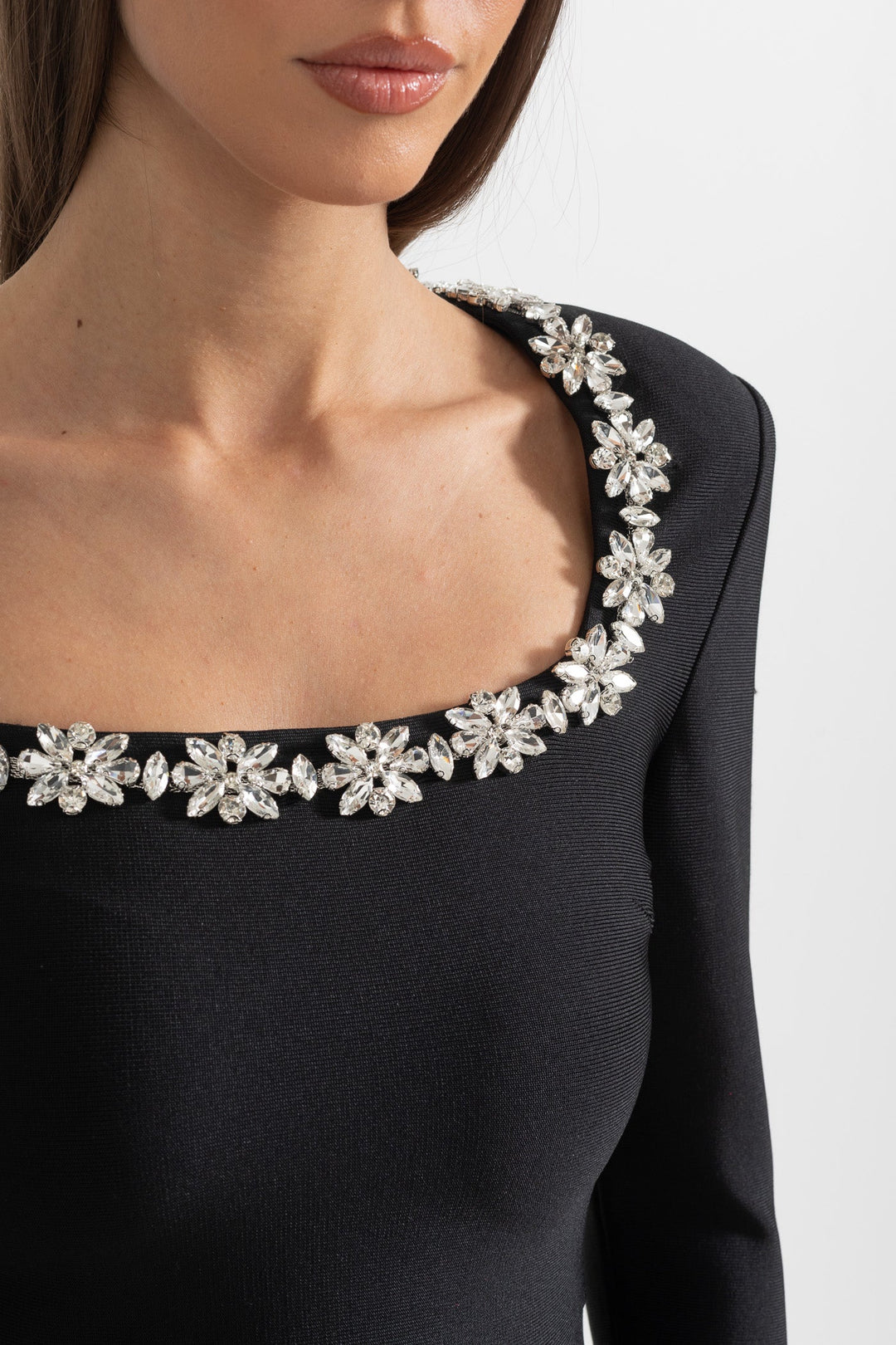 Kare Yakalı ve Gümüş Çiçek Detaylı Zarif Elbise