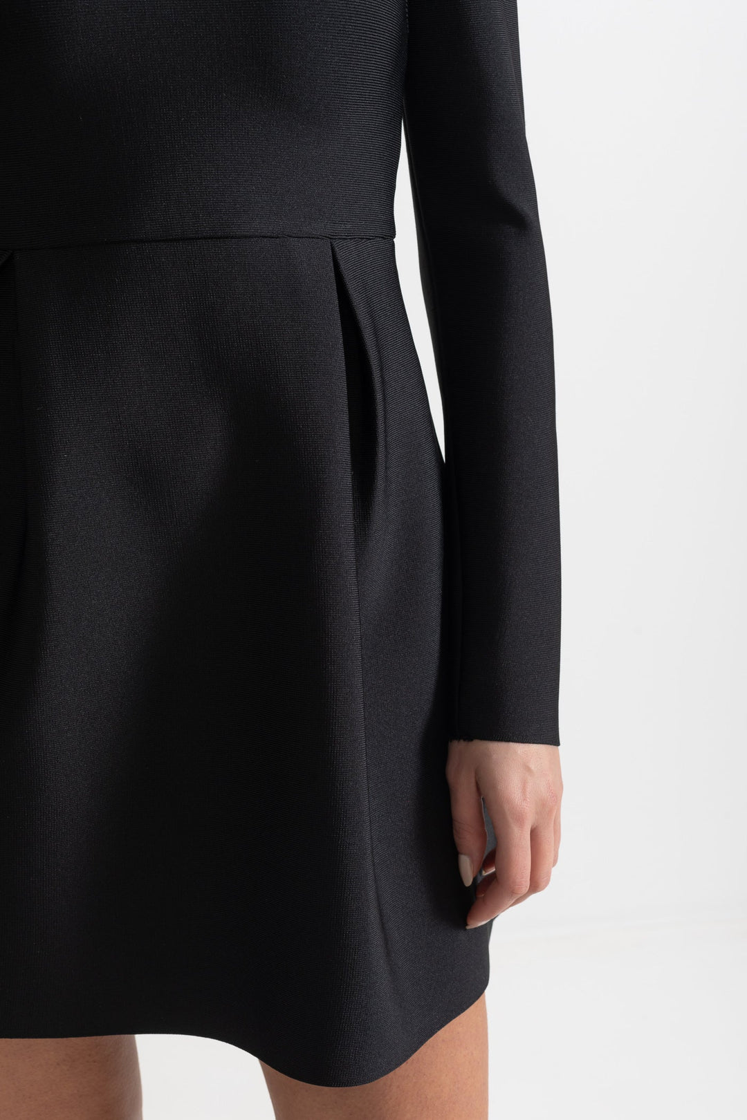 Kare Yakalı ve Gümüş Çiçek Detaylı Zarif Elbise