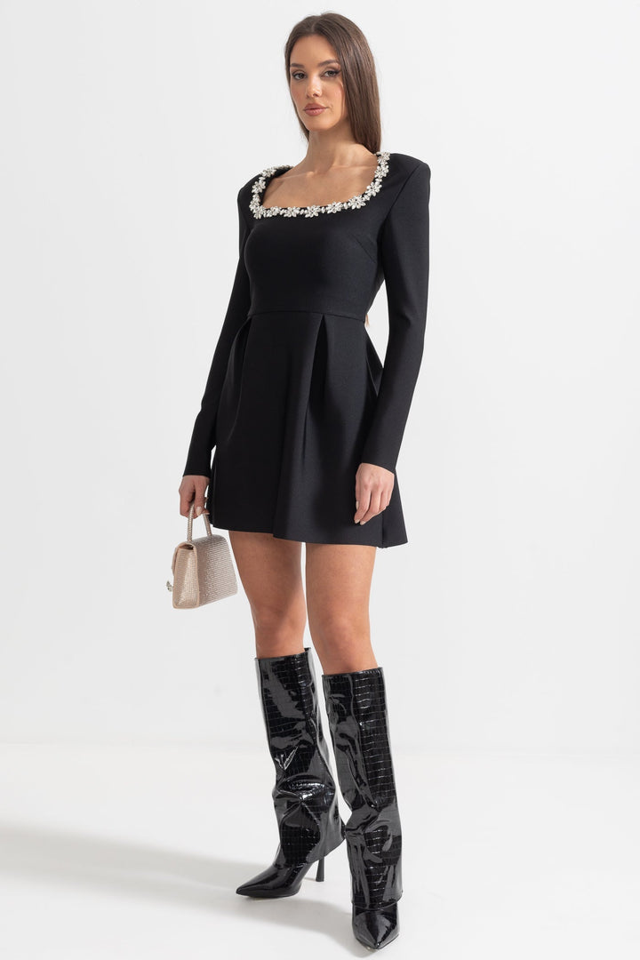 Kare Yakalı ve Gümüş Çiçek Detaylı Zarif Elbise