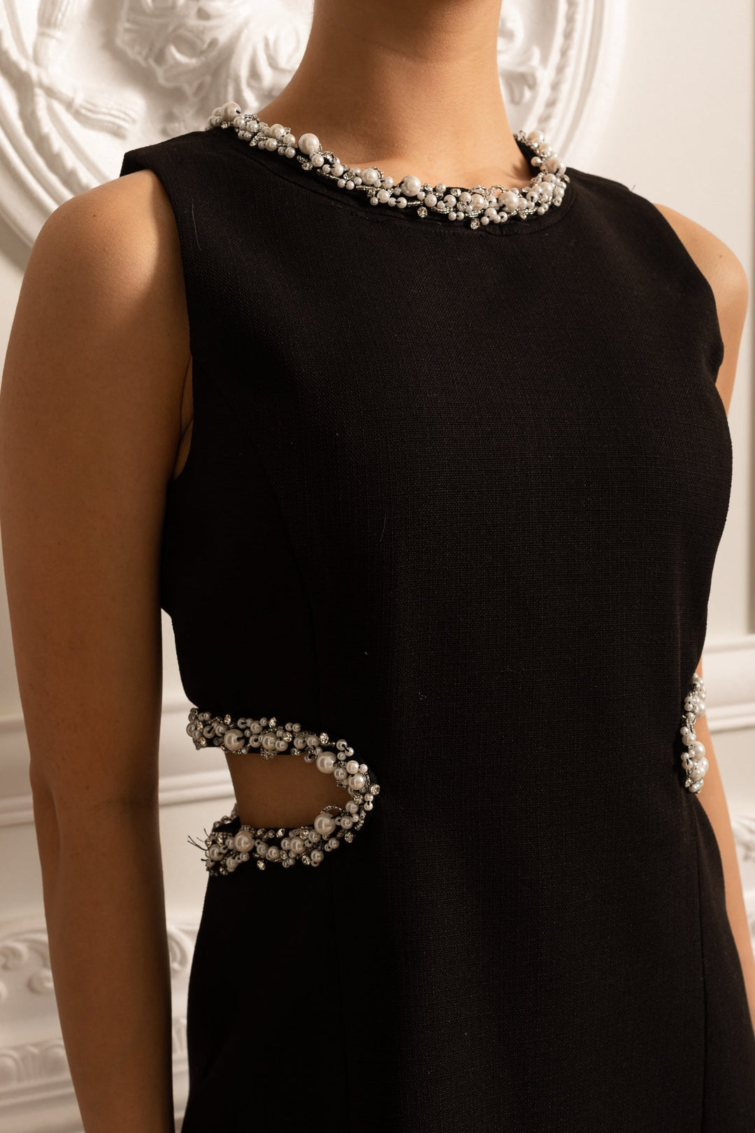 Yan Kesimli ve İnci Detaylı Zarif Mini Elbise