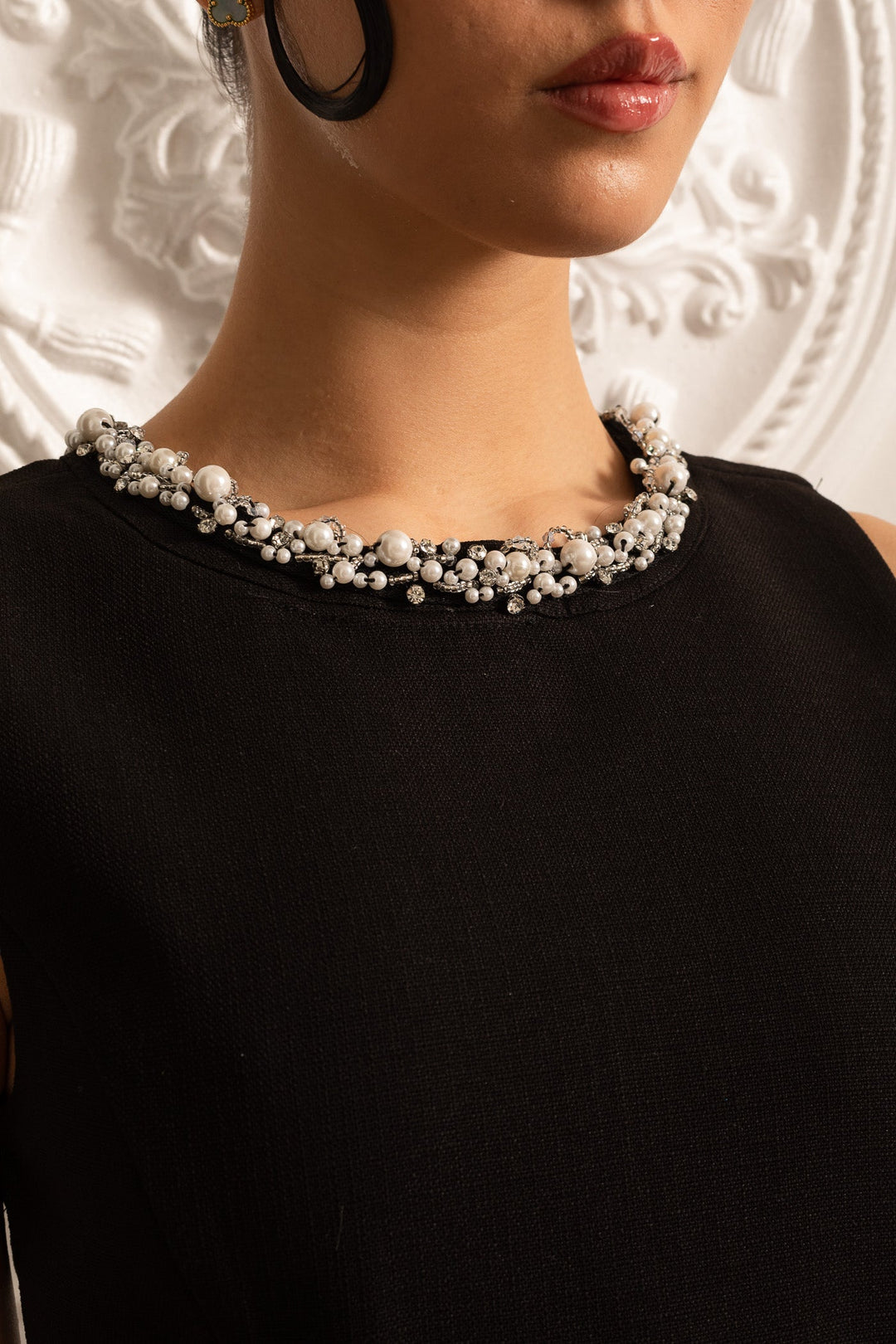 Yan Kesimli ve İnci Detaylı Zarif Mini Elbise