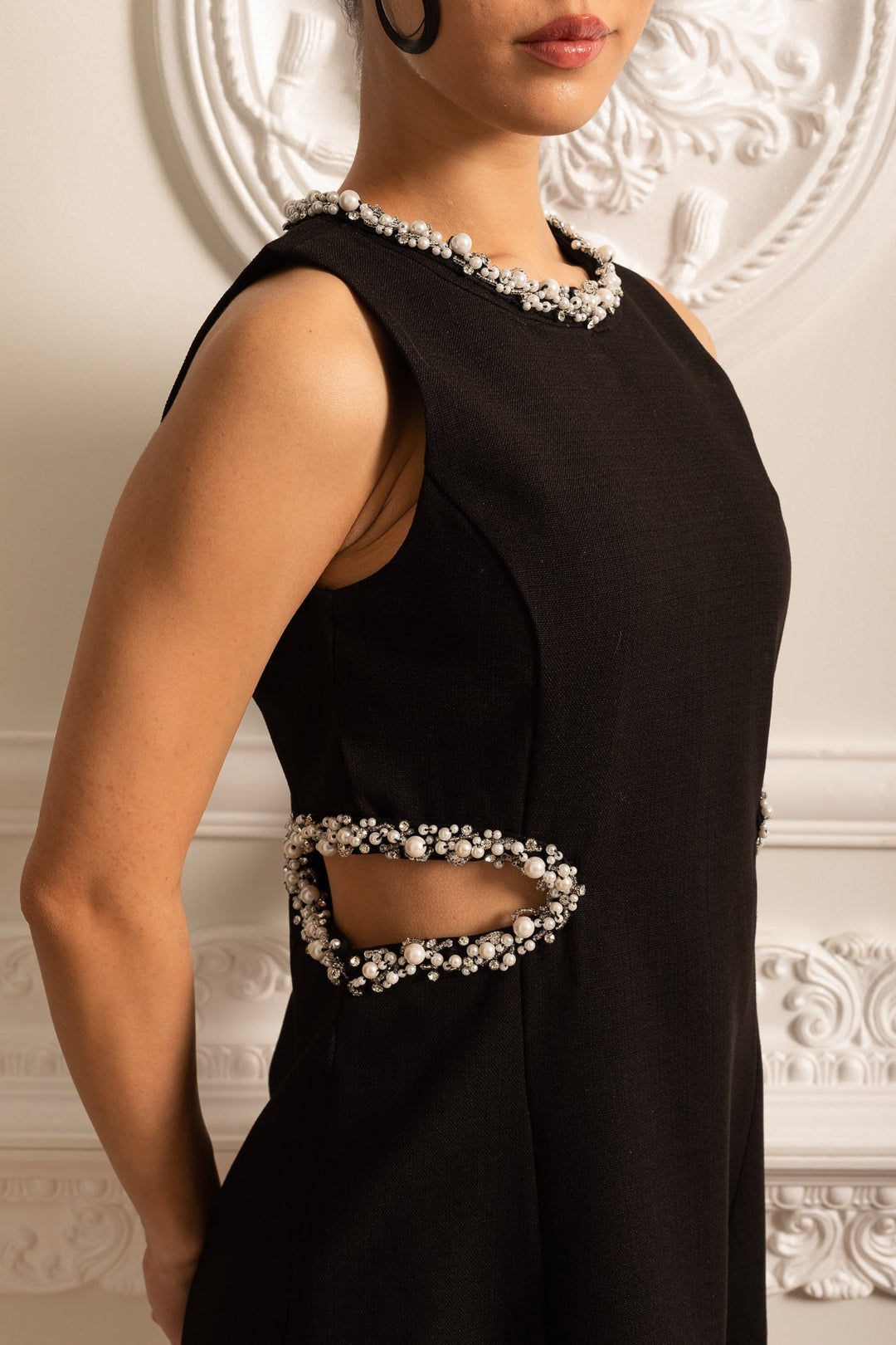 Yan Kesimli ve İnci Detaylı Zarif Mini Elbise