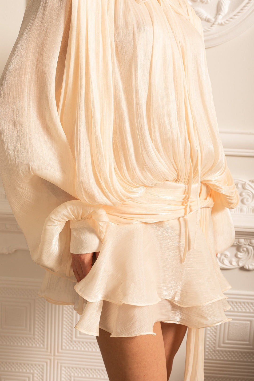 Mini Etekli ve Dantelli Bel Bantlı Dökümlü Uzun Kollu Elbise