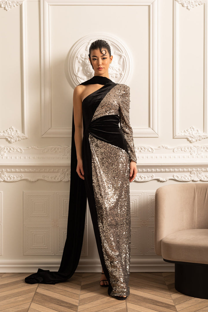 Siyah Kadife Vurguları Olan Göz Alıcı Pullu Elbise