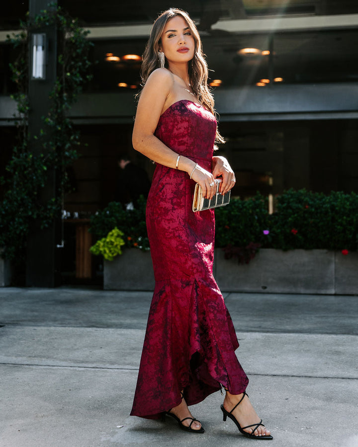 Elliana Straplez Kabartmalı Fırfırlı Maxi Elbise