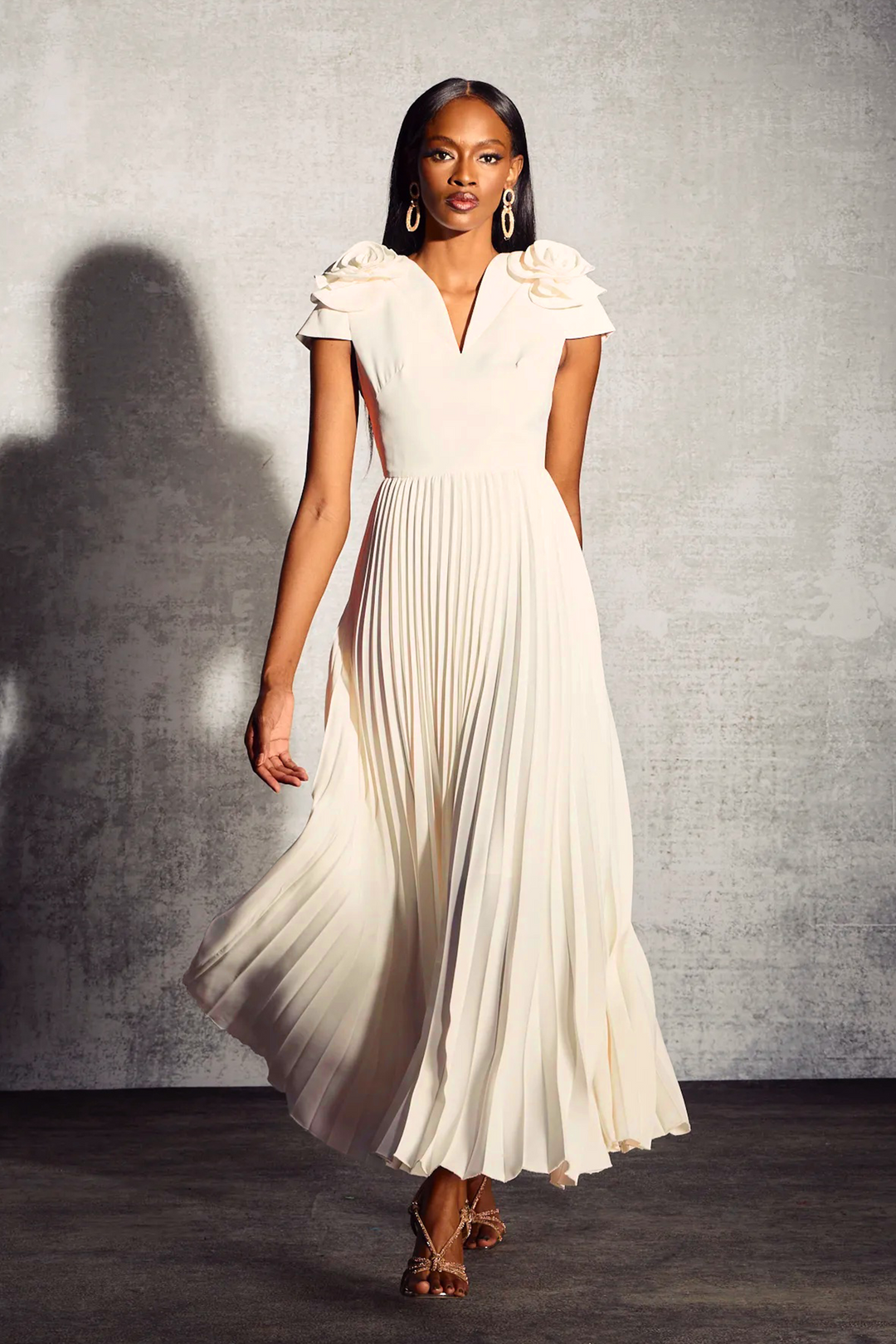 Grace V Yaka Çiçek Pileli Maxi Elbise