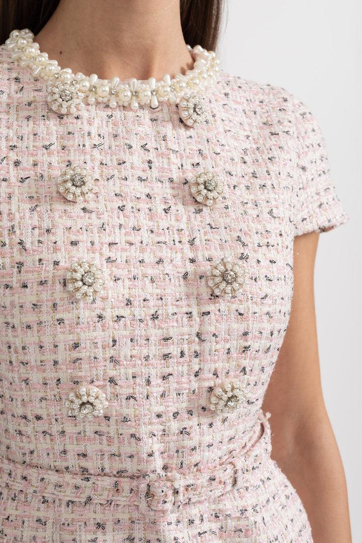 Kısa Kollu ve Eşleşen Kemerli Zarif Dokulu Mini Elbise