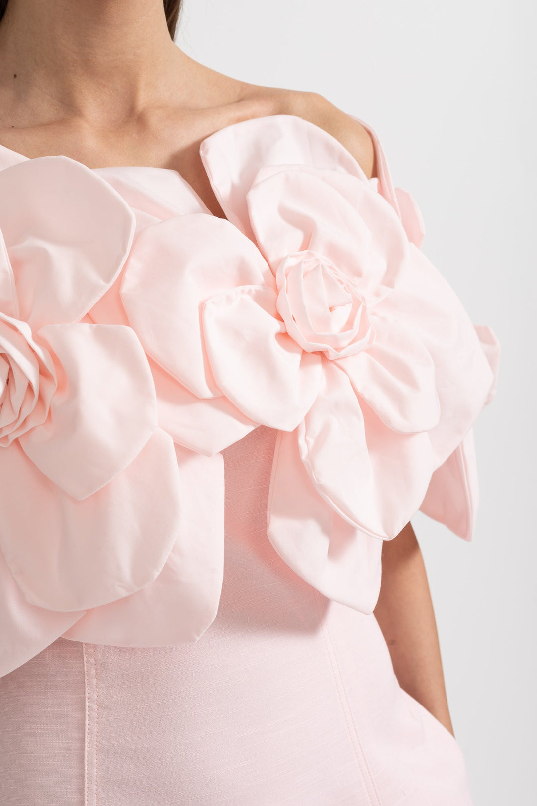 Büyük Kumaş Çiçek Desenli Omuzları Açık Midi Elbise