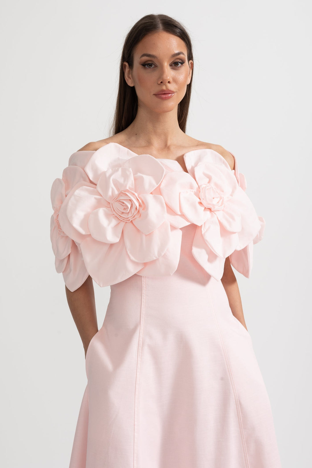 Büyük Kumaş Çiçek Desenli Omuzları Açık Midi Elbise