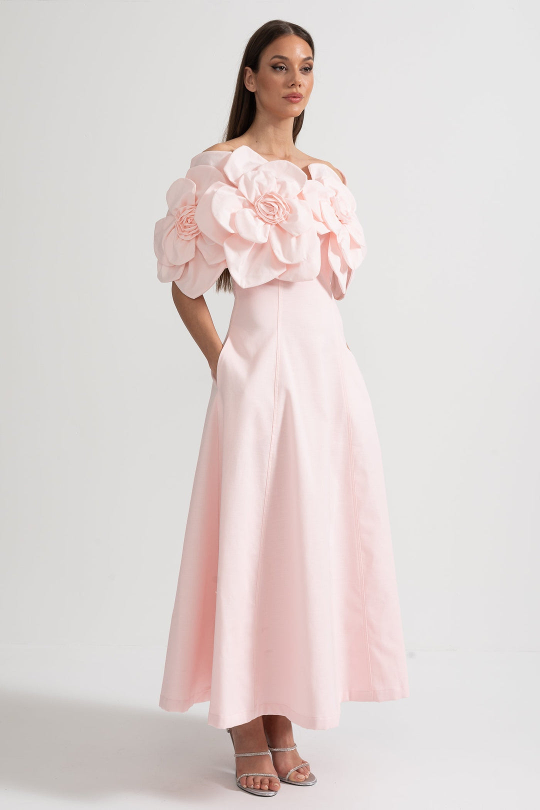 Büyük Kumaş Çiçek Desenli Omuzları Açık Midi Elbise