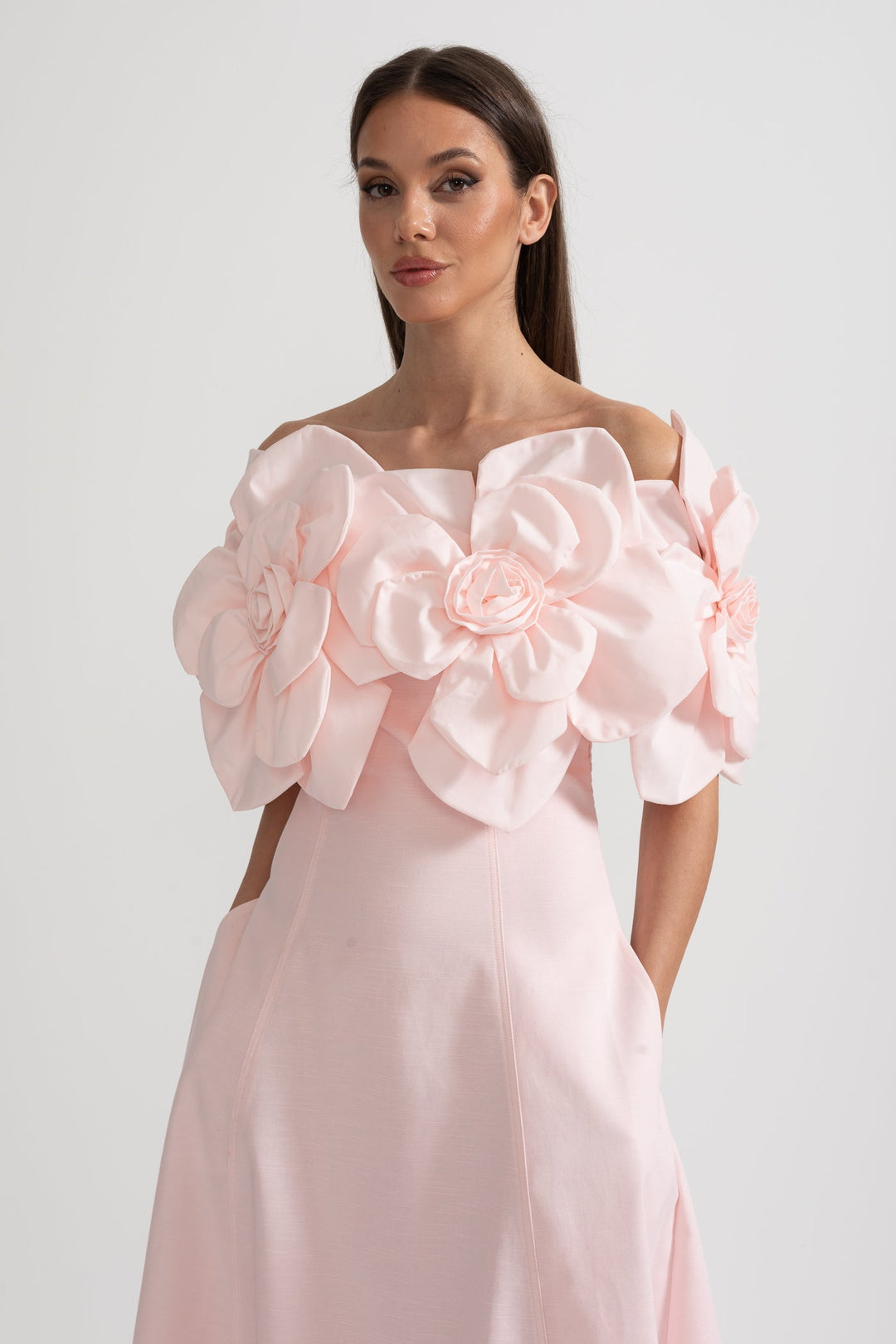 Büyük Kumaş Çiçek Desenli Omuzları Açık Midi Elbise