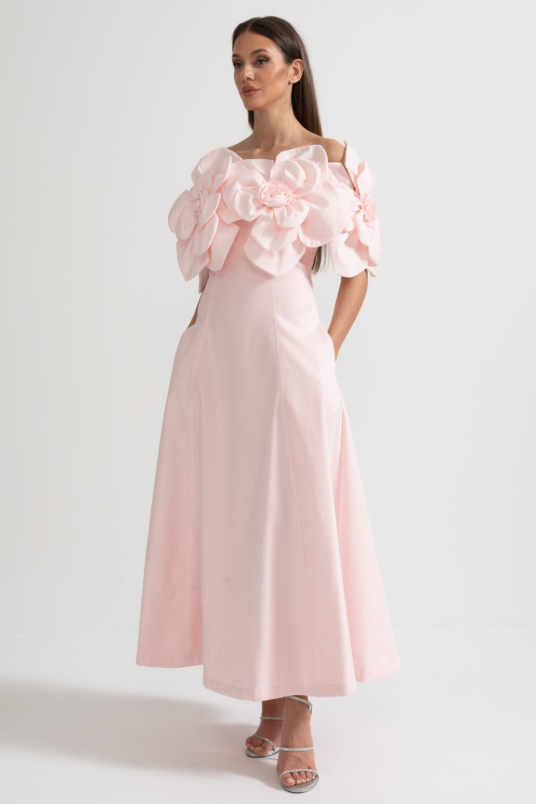 Büyük Kumaş Çiçek Desenli Omuzları Açık Midi Elbise