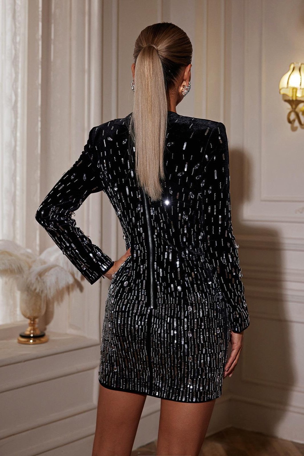 Karla Uzun Kol Taşlı Kadife Mini Elbise