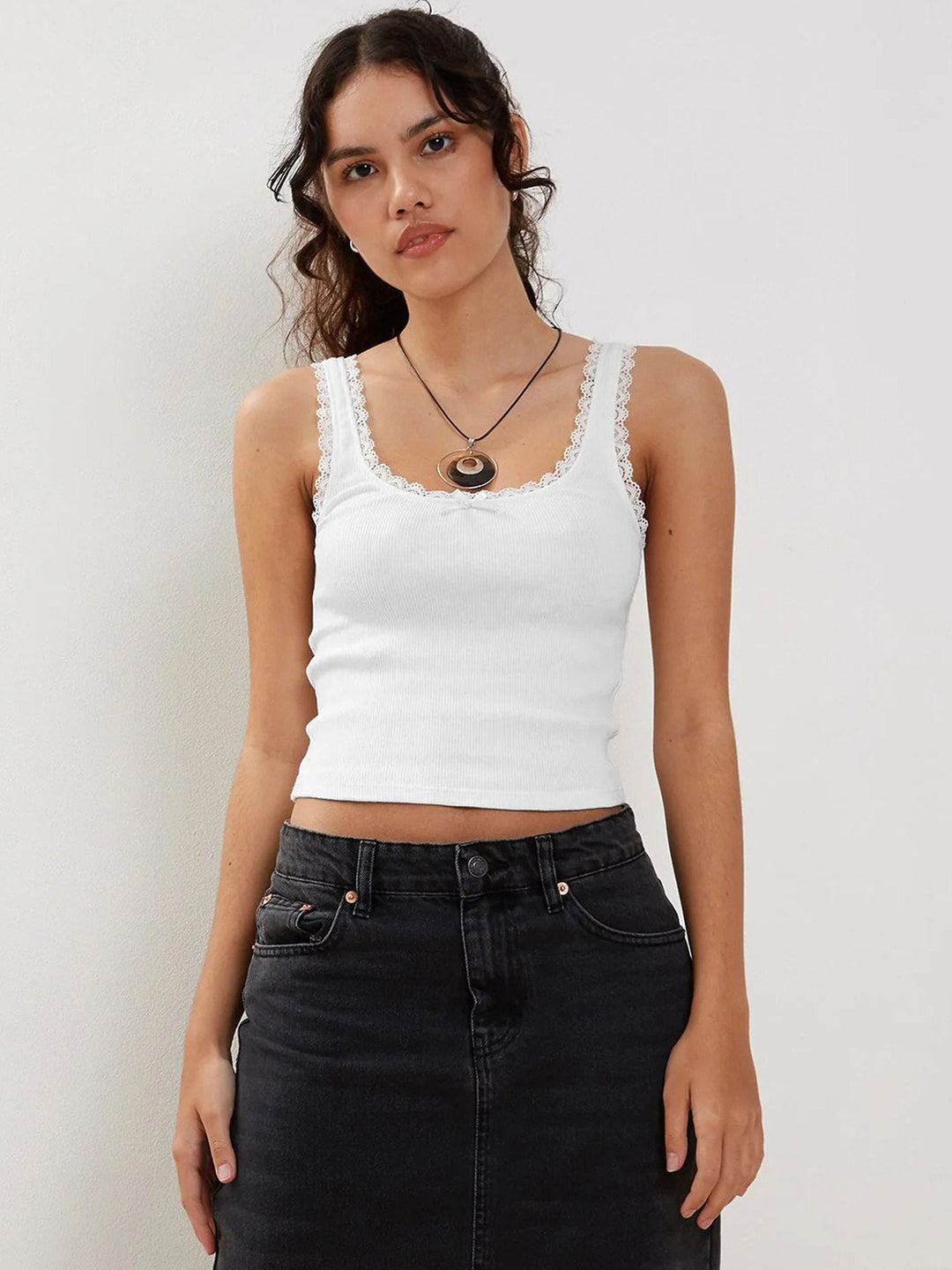 Muı Beyaz Dantel Detay Askılı Crop Top