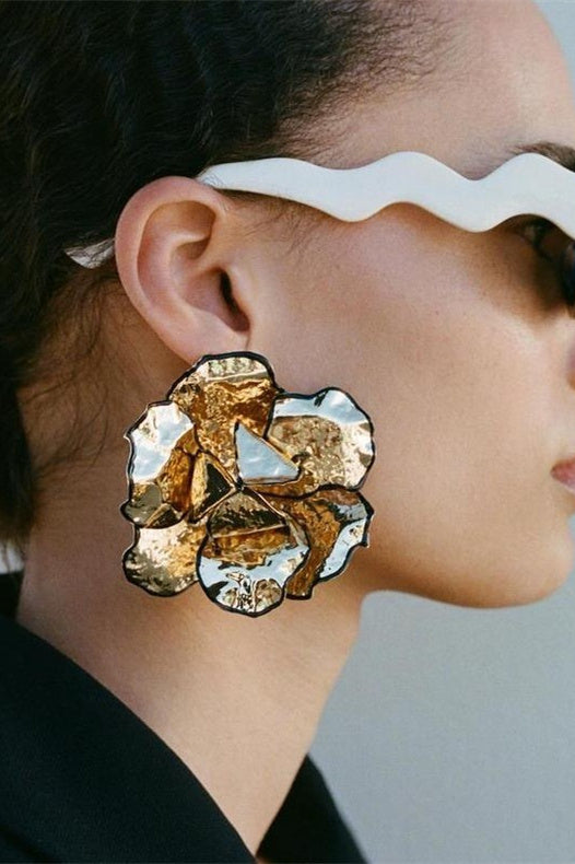 Metal Pileli Çiçek Küpe