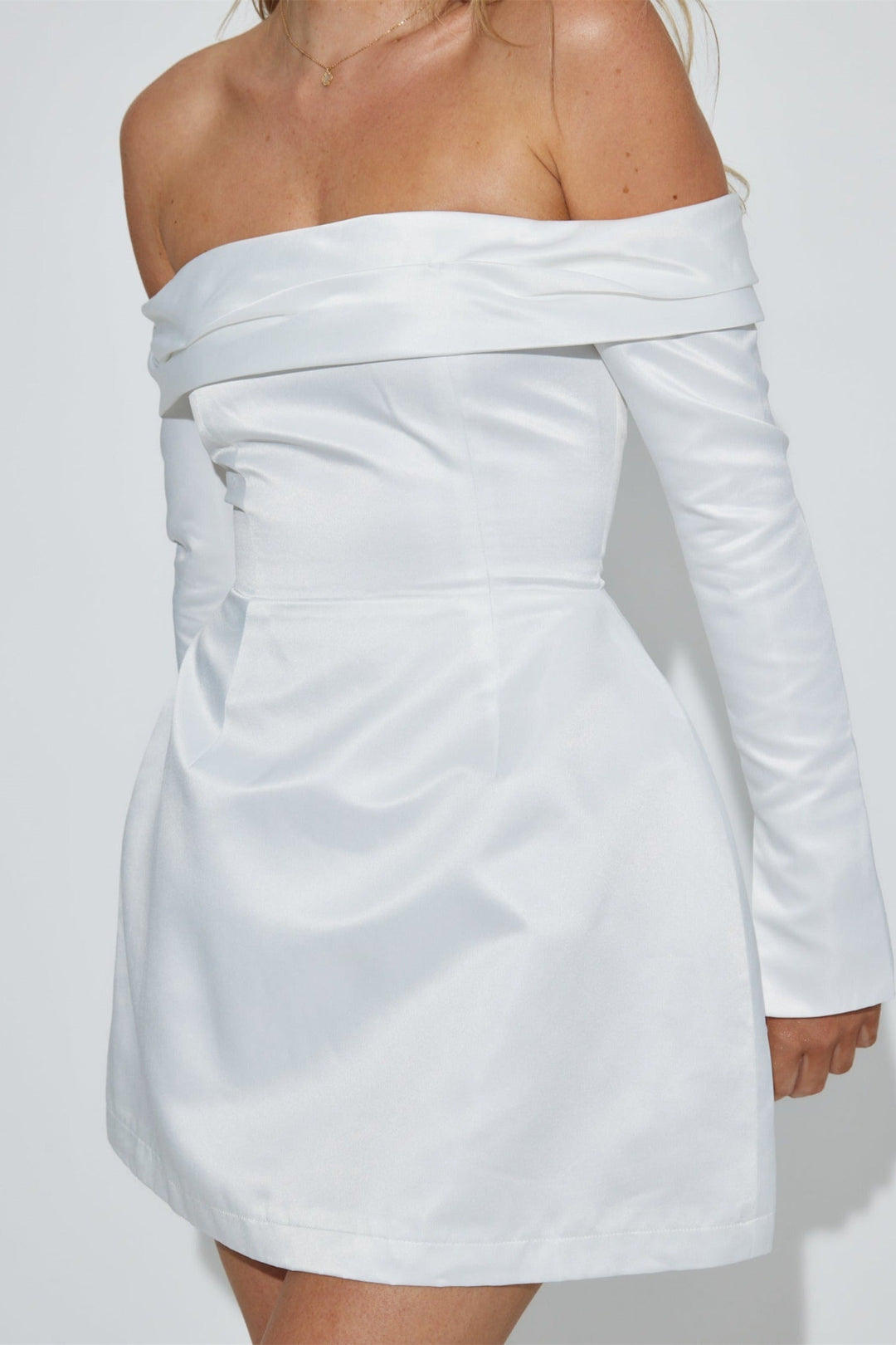Judith Düşük Omuz Mini Saten Elbise