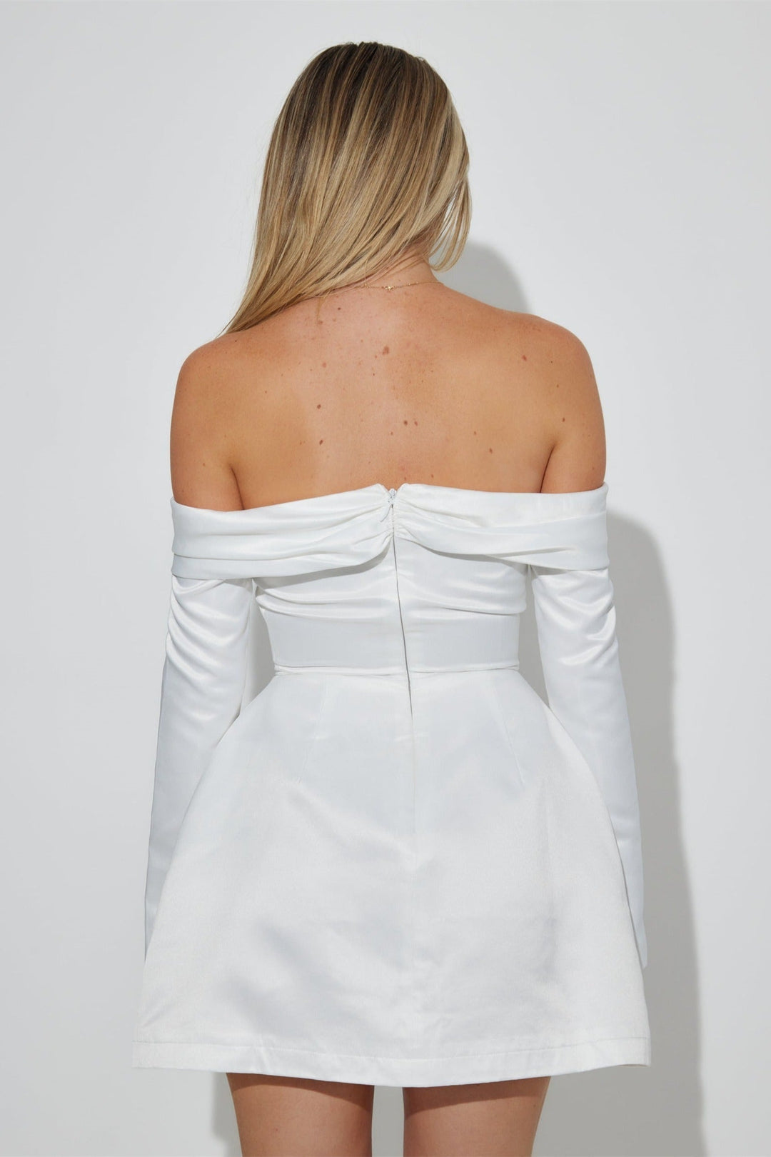 Judith Düşük Omuz Mini Saten Elbise